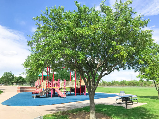 Öffentlicher Picknicktisch im Park und bunter Kinderspielplatz wegen Coronavirus in der Nähe von Dallas, Texas, USA geschlossen - Foto, Bild