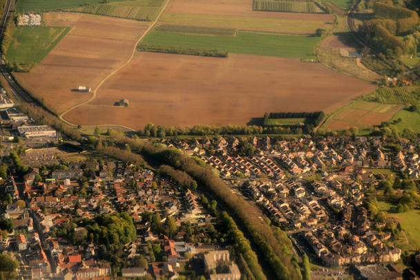 Пролетая над сельской местностью Франции в весенний день
 - Фото, изображение