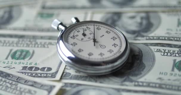 El cronómetro está en los dólares. El tiempo es concepto de dinero
. - Metraje, vídeo