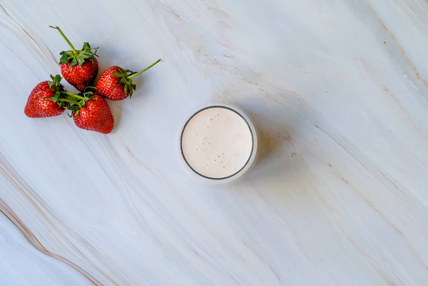 Kefir. Healthy Organic Drinkable Yogurt with Strawberries Fruit in Glass / Buttermilk Ayran. Readyt to Drink. - Foto, imagen
