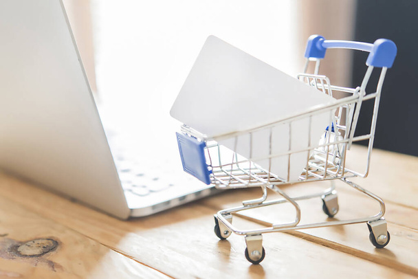 online shopping with credit card - Фото, зображення