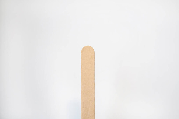 деревянные палочки для депиляции и сахарирования на белом фоне
 - Фото, изображение