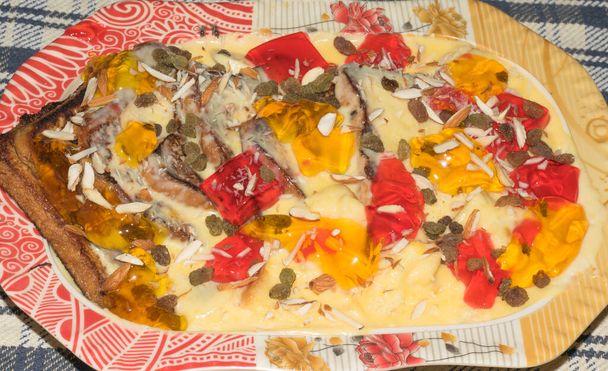Natillas con trozos de gelatina, un delicioso postre tradicional hecho con natillas, jalea y frutas secas.Vista lateral
. - Foto, Imagen