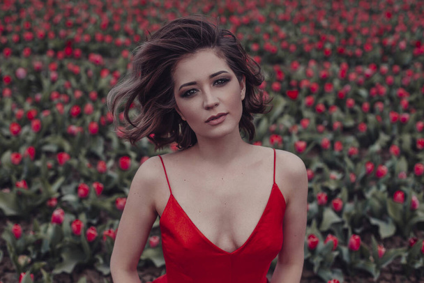 Belle femme dans le domaine des tulipes
 - Photo, image