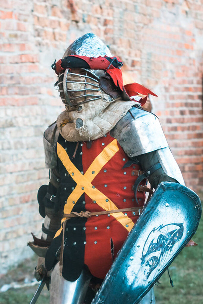 鎧を着た中世の騎士。頭だ。ヘルメット。軍事行事の歴史的復興. - 写真・画像