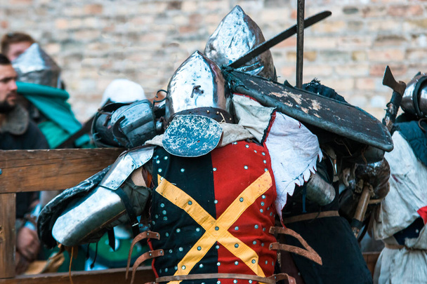 Борьба, борьба средневековых рыцарей в доспехах
. - Фото, изображение