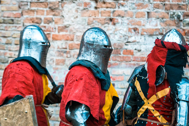Drie middeleeuwse ridders in harnas. - Foto, afbeelding