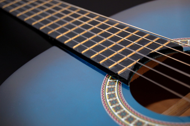 blauwe muziek gitaar voor feestmuziek spelen - Foto, afbeelding