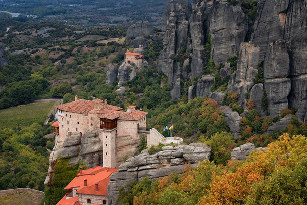 Magnificent autumn landscape.The Monastery of Rousanou or St. Barbara Monastery and the Monastery of St. Nicholas at Meteora. - Foto, afbeelding
