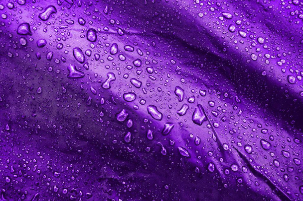 Gocce d'acqua su tessuto. Gocce d'acqua su sfondo viola. Condensa. Gocce d'acqua sfondo
.  - Foto, immagini