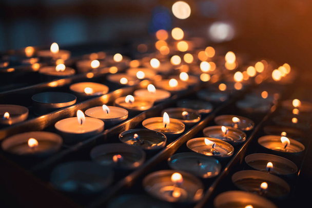 Muitas velas acesas, fogo de uma vela, velas flamejantes na igreja
. - Foto, Imagem