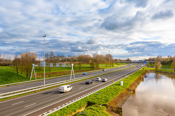 schöne europäische Autobahn Landschape Weitwinkelaufnahme Luftaufnahme - Foto, Bild