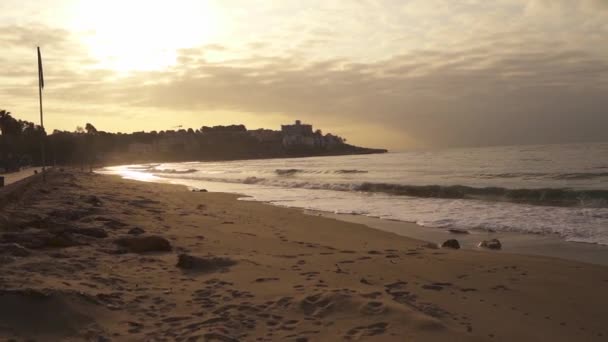 Plano establilizado del atardecer en una playa desierta del mediterraneo, junto con las olas del mar y la arena - Πλάνα, βίντεο