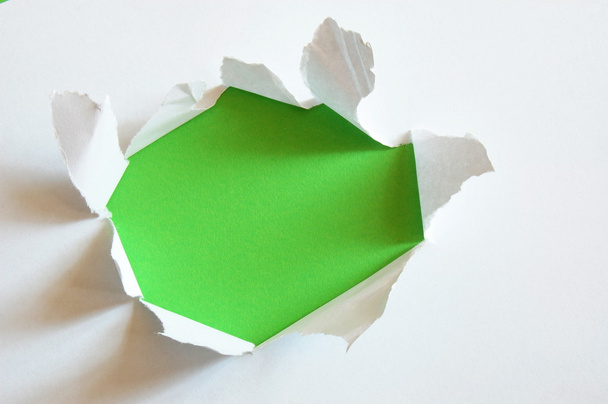 Trou vert dans du papier feuille vierge
 - Photo, image