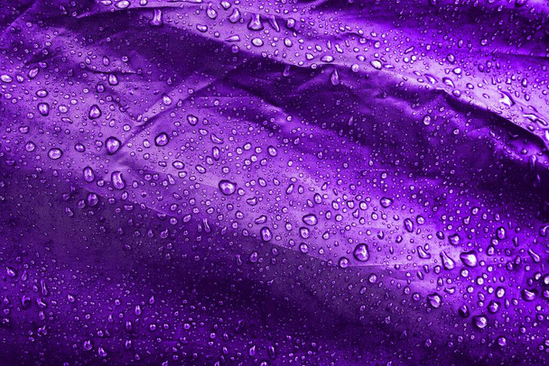 Gotas de agua en la tela. Gotas de agua sobre fondo púrpura. Condensado. Gotas de agua fondo
.  - Foto, Imagen