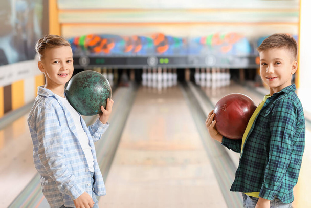 Malí kluci hrají bowling v klubu - Fotografie, Obrázek
