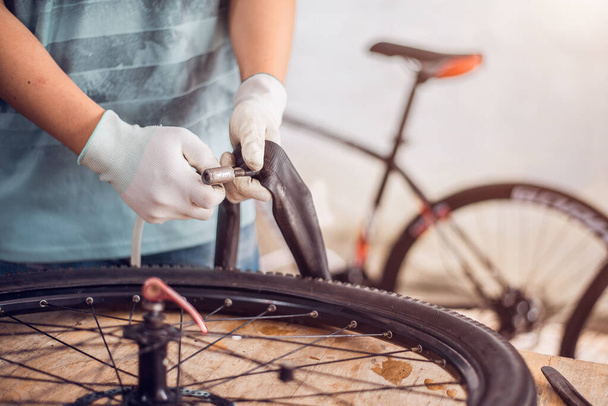 Fietsbanden onderhoud, Fietser repareert fietswielen, Close-up. - Foto, afbeelding