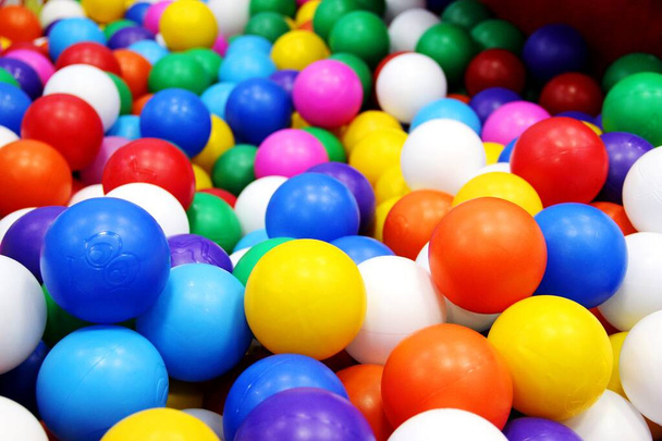 твердий фон яскраві різнокольорові кульки для сухого басейну
 - Фото, зображення