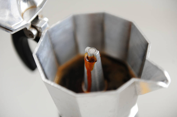 Koffie zetten in Italiaanse espresso maker moka pot close up - Foto, afbeelding