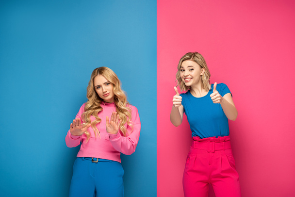 Сестры-блондинки показывают мусор и большие пальцы вверх знаки на розовом и синем фоне
 - Фото, изображение