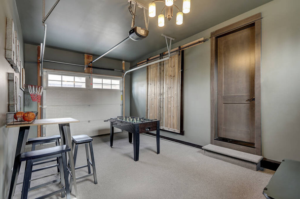 Πολυτελές σπίτι σαλόνι εσωτερικό νέο σχεδιασμό με μοντέρνα και ρουστίκ έπιπλα φυσικό τόνο. High end American home με τις τελευταίες λεπτομέρειες του 2019. - Φωτογραφία, εικόνα
