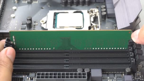 Eliminar la memoria RAM de acceso aleatorio en una placa madre negra moderna para PC o servidor. - Imágenes, Vídeo