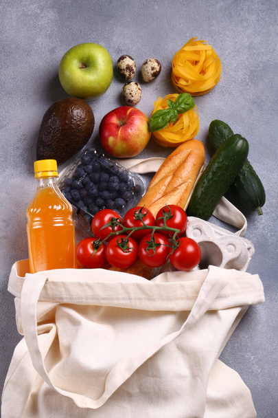 φρούτα και προϊόντα λαχανικών σε σακούλα για ψώνια - Φωτογραφία, εικόνα