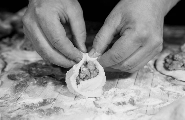 Jak nie nudzić się w domu podczas kwarantanny i izolacji? Hobby do gotowania belyashes zgodnie z ukraińskim przepisem Krok 5. Modelowanie dłońmi i kształtowanie każdej belyash. - Zdjęcie, obraz