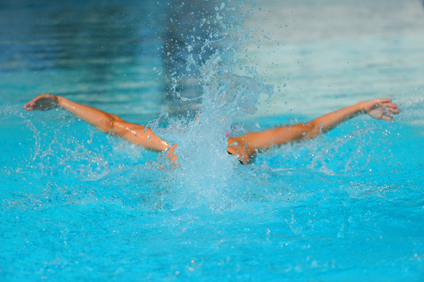 Nageur propulsant à travers l'eau d'une piscine
 - Photo, image