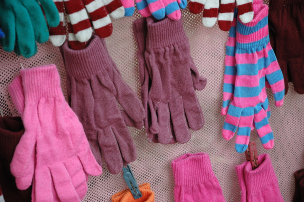 Красочная полосатая зимняя перчатка
 - Фото, изображение