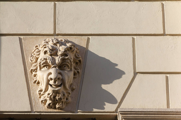Vicenza taşına oyulmuş bir insan, hayvan veya fantezi yüzü resmedilmiş bir Mascherone (bir heykel veya dekorasyon) ve Vicenza 'da Palladyan tarzı bir bina olan Palazzo Cordellina' nın cephesine yerleştirilmiştir. İtalya. - Fotoğraf, Görsel