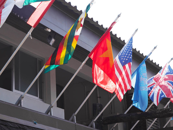 Zászló különböző országok repült a szél az épület  - Fotó, kép