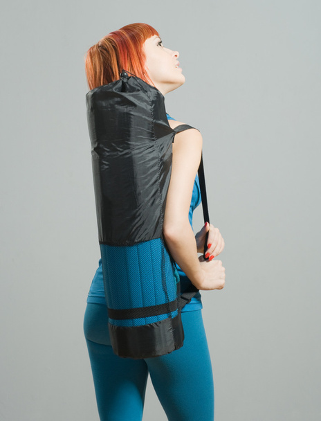 Red-haired fitness girl with yoga mat - Valokuva, kuva