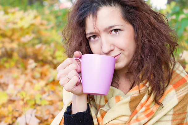 Girl basking with a cup in hand - Foto, imagen