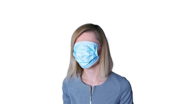 Ιατρική μάσκα, χειρουργική μάσκα, παρακινεί τους ανθρώπους να μείνουν στο σπίτι κατά τη διάρκεια μιας πανδημίας, αυτο-απομόνωση, ιός του στέμματος, covid-19, coronavirus. - Φωτογραφία, εικόνα