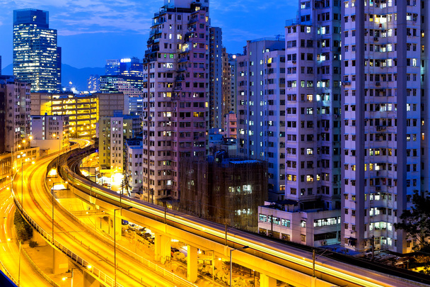 Trafic urbain la nuit avec des bâtiments modernes
 - Photo, image
