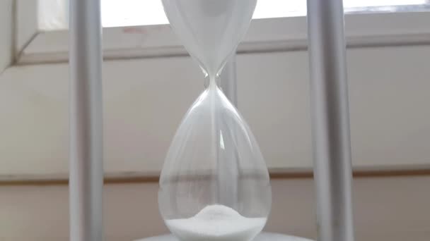 Пісочний годинник з піском на фоні вікна, символ проходження часу, відео 4K
 - Кадри, відео