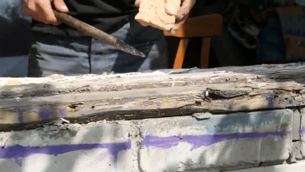 Männerhände demontieren die Rahmen eines alten morschen Holzfensters. Ein altes Fenster durch ein neues ersetzen - Filmmaterial, Video