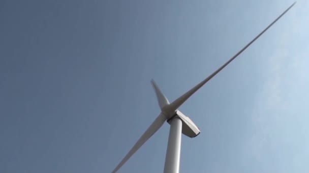 turbiny wiatrowe, słoneczne pola - Materiał filmowy, wideo