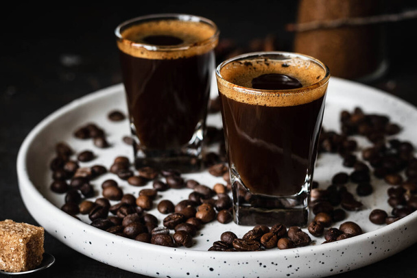 Caffè in bicchieri. Espresso su sfondo scuro. Stile scuro
 - Foto, immagini