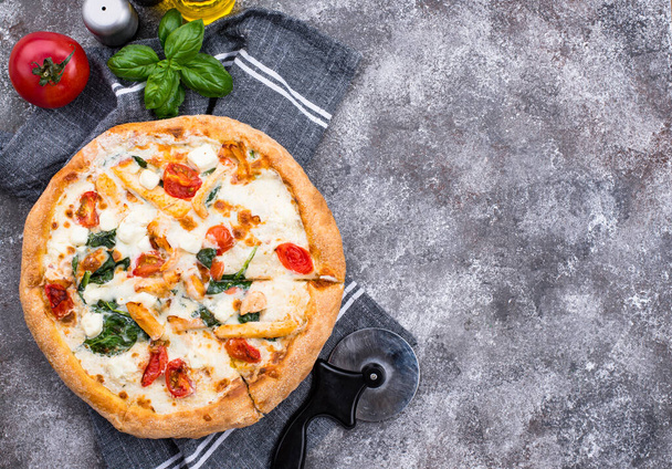 Italian pizza with tomato, mozzarella and chicken - 写真・画像