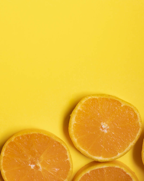 Творческий летний узор из апельсинов на желтом фоне. Плоский пол
. - Фото, изображение