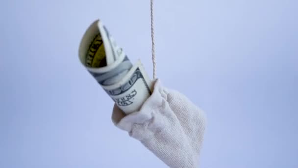 Geldbeutel mit Dollars im Inneren auf weißem Hintergrund, Sparen und Investitionen - Filmmaterial, Video