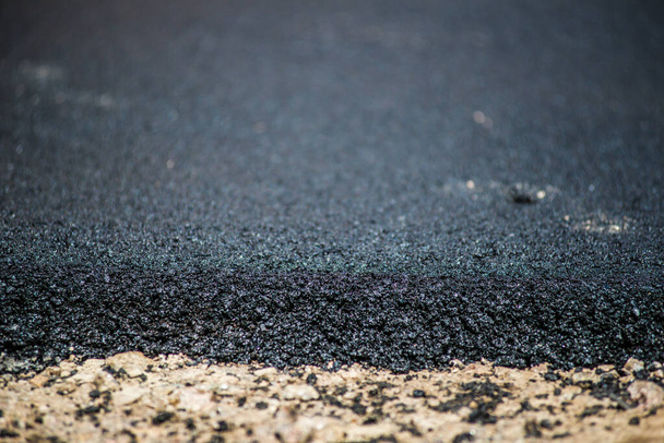 asfalt leggen nieuwe werknemers met gereedschap - Foto, afbeelding