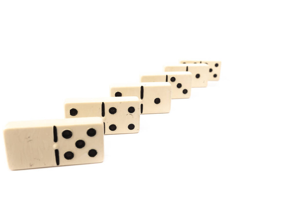 juego de dominó rectangular gama inferior de plástico del fondo blanco en el estudio
 - Foto, Imagen