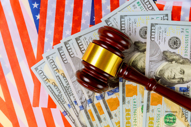 Sto dolarů americké vlajky se soudcovskou koncepcí korupce kladívkem - Fotografie, Obrázek
