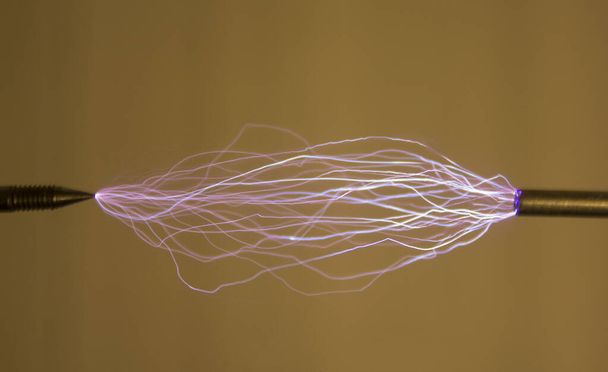Uma série de faíscas descargas elétricas. A imagem é usada para estudar o fenômeno físico
 - Foto, Imagem