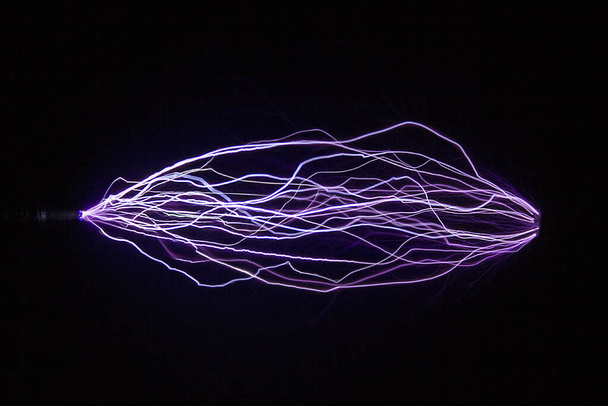 Una serie de descargas eléctricas de chispa. La imagen se utiliza para estudiar el fenómeno físico
 - Foto, imagen