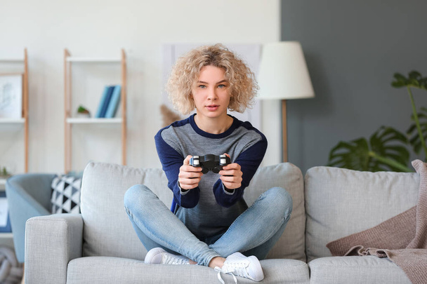 Mulher bonita jogando jogos de vídeo em casa
 - Foto, Imagem