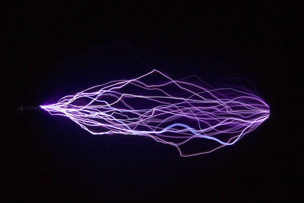 Imagen de trayectorias de descargas eléctricas para proyecto estudiantil. La imagen se utiliza para estudiar el fenómeno físico
 - Foto, Imagen